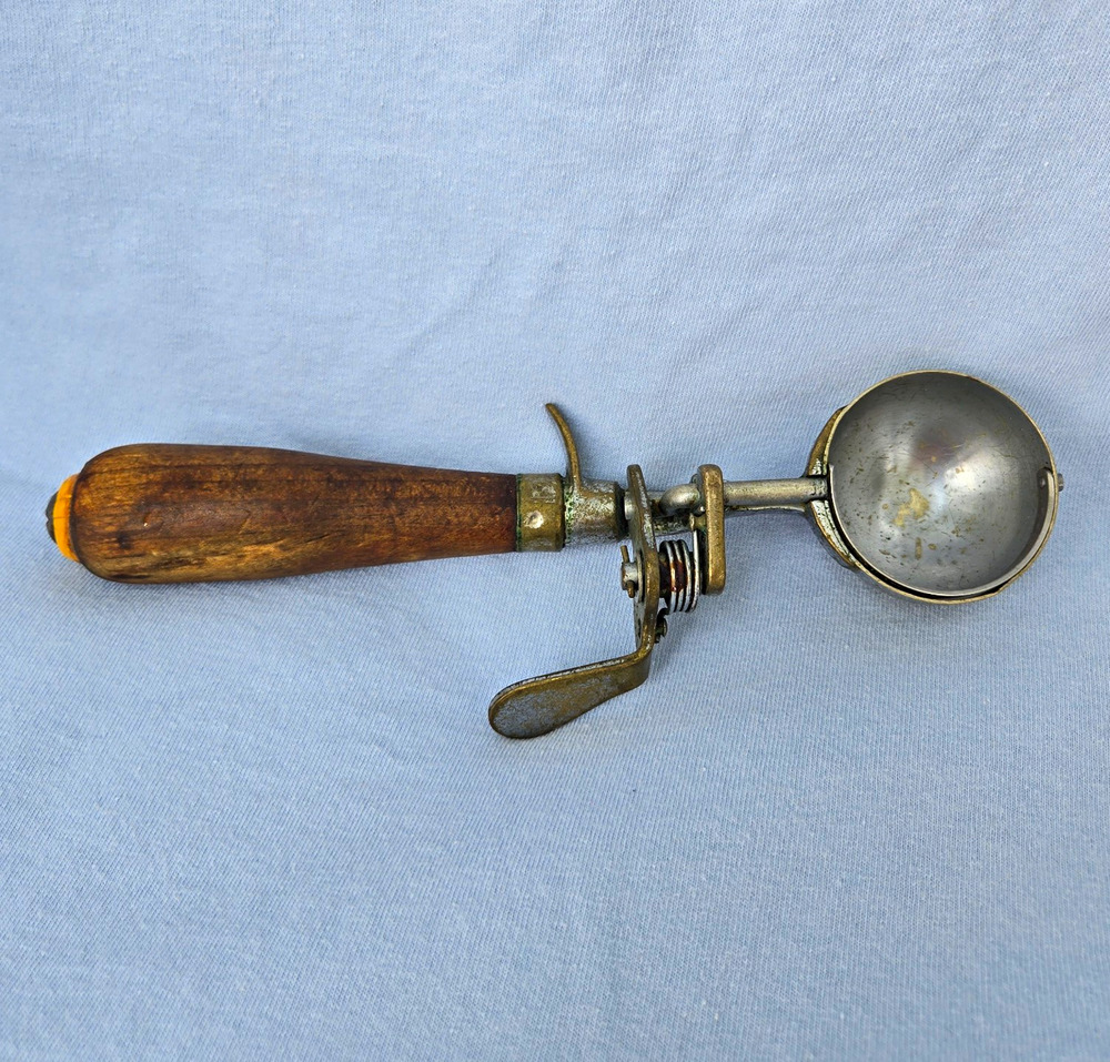 Benedict Manufacturing Co. “Indestructo” mechanical ice-cream scoop, Size 24, 2"